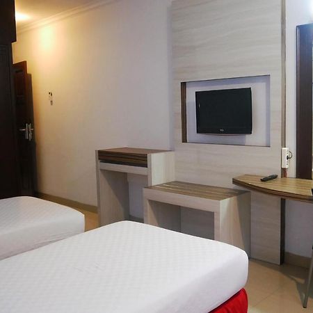 Hotel Prima Makassar Esterno foto